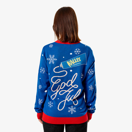 Blå jultröja för dam med Kalles Kaviar-motiv, snöflingor och röd mudd från Svenskhusman sett bakifrån.
