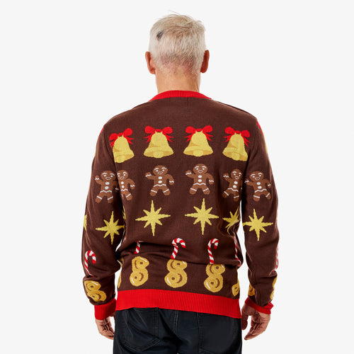 Klassisk brun jultröja för herr med mönster av julklockor, pepparkaksgubbar och lussekatter sett bakifrån.