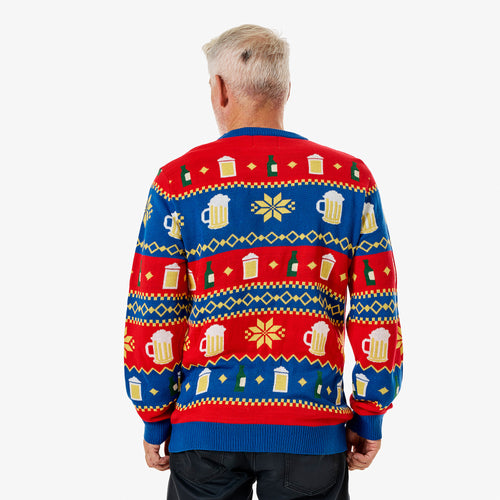 Röd och blå stickad jultröja för herr med julöl- och ölglasmotiv sett bakifrån från Svenskhusman.
