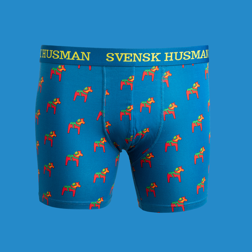 Blå boxerkalsonger med mönster av röda dalahästar och gul resår från Svenskhusman.