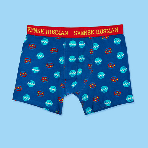 Blå boxerkalsonger med mönster av julkulor och röd resår med logotyp från Svenskhusman.