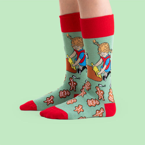 Grønne børnestrømper med motiv af Pippi Langstrømpe, der bager peberkager fra Svenskhusman.