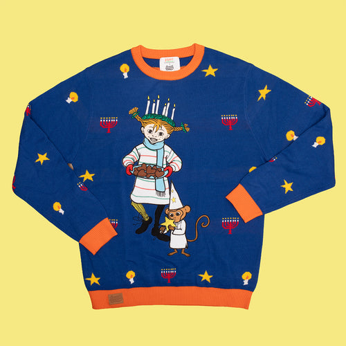 Blå jultröja med Pippi Långstrump som Lucia och orangea detaljer från Svenskhusman på gul bakgrund.