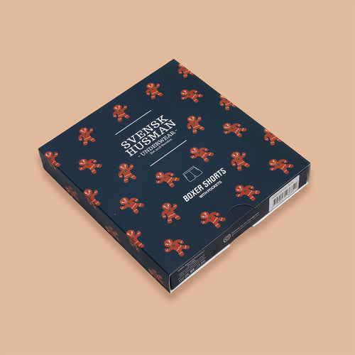 Mörkblå förpackning för boxershorts med fickor och pepparkaksmönster från Svenskhusman.