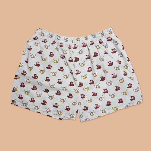 Vita boxershorts i bomull med mönster av vikingaskepp och hjälmar från Svenskhusman på beige bakgrund.