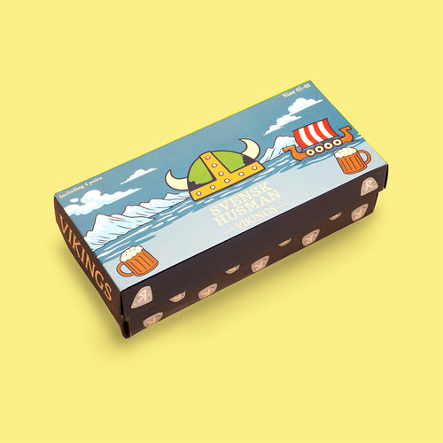 Blå presentbox för vikingastrumpor 4-pack med illustrationer av hjälm och skepp från Svenskhusman.