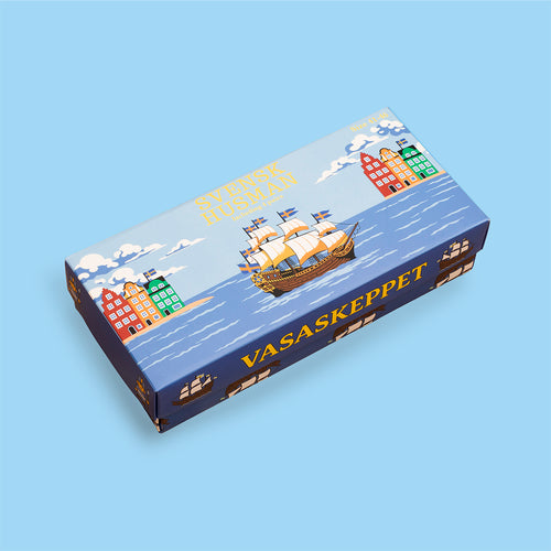 Blå presentbox med motiv av Vasaskeppet och färgglada hus i Gamla stan från Svenskhusman.
