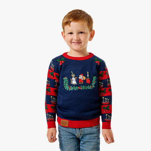 Ett barn iförd en blå och röd jultröja med Findus som Lucia-motiv och ljusdetaljer från Svenskhusman.