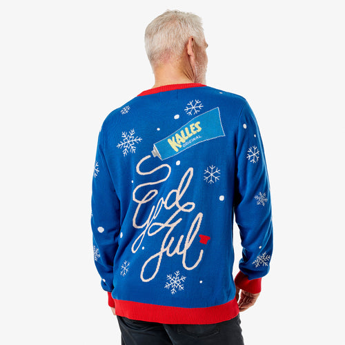 Blå jultröja för herr med Kalles Kaviar-motiv, snöflingor och texten God Jul visad bakifrån från Svenskhusman.