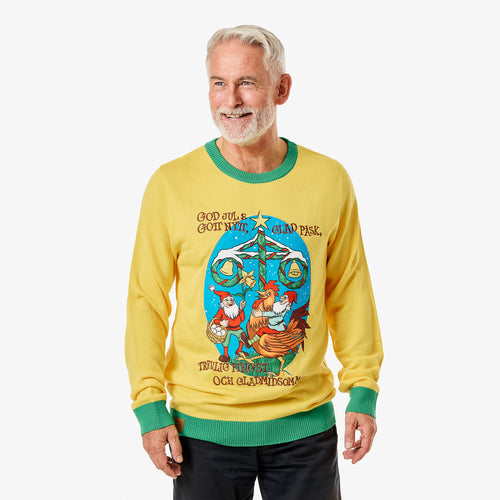 Manlig modell iförd en gul stickad jultröja med svenskt högtidsmönster från Svenskhusman.