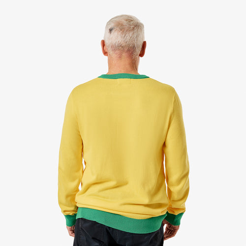 Gul stickad jultröja bakifrån med gröna muddar för herr från Svenskhusman.