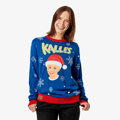Blå stickad jultröja för dam med Kalles Kaviar-motiv, snöflingor och röd mudd från Svenskhusman på en person.