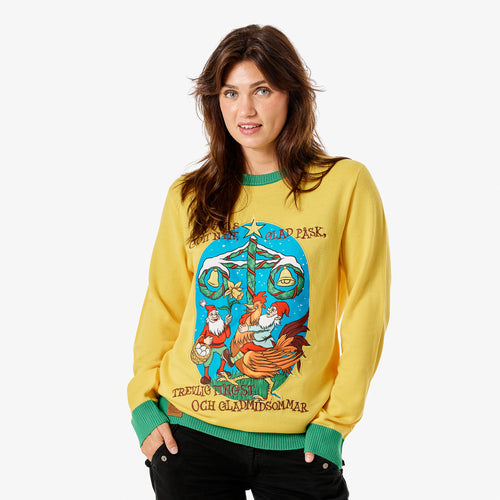 Gul stickad jultröja med tomtar och midsommarstång på en modell från Svensk Husman.