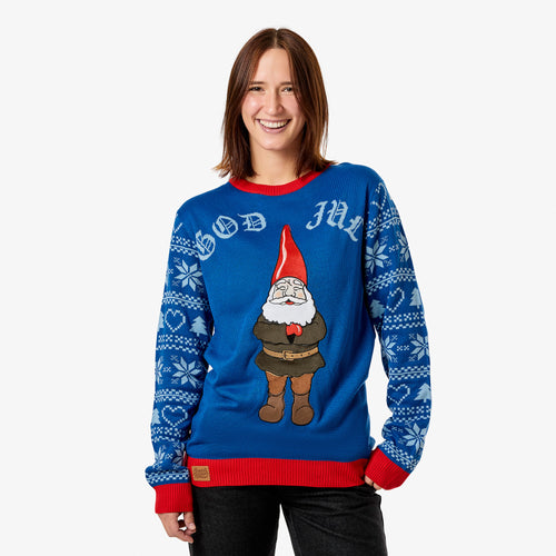 Blå jultröja med hustomte-motiv, röd mudd och snöflingor på en person från Svenskhusman.