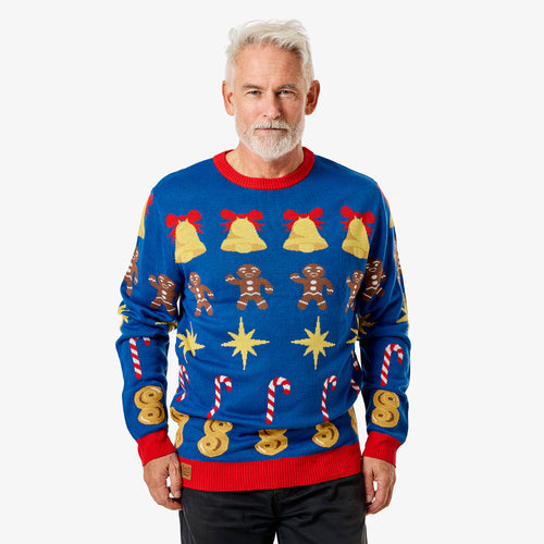 Klassisk blå jultröja för herr med mönster av pepparkaksgubbar och lussekatter på en modell.