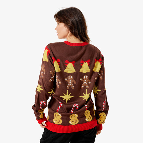 Klassisk brun jultröja för dam med mönster av julklockor, pepparkakor och lussekatter bakifrån.
