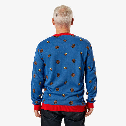 Blå jultröja med nötknäpparmotiv och mönster av valnötter på ryggen från Svenskhusman.