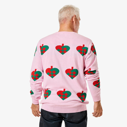 Rosa stickad jultröja för herr med rött och grönt julhjärta-mönster sedd bakifrån från Svenskhusman.