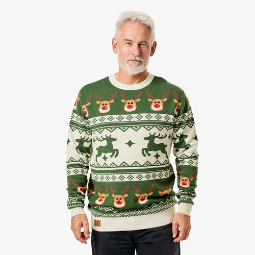 Grön jultröja för herr med renmotiv och mönstrade bårder på en modell från Svenskhusman.