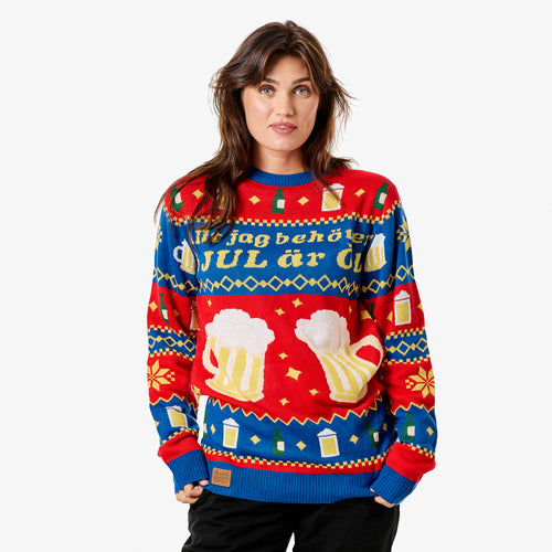 Röd och blå jultröja med julöl-motiv och texten "Allt jag behöver i jul är öl" på en modell från Svenskhusman.