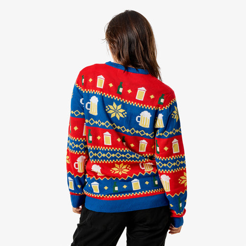 Kvinna bakifrån iförd en röd och blå stickad jultröja med ölmotiv och julmönster från Svenskhusman.