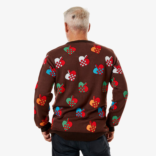 Brun jultröja med mönster av julhjärtan sedd bakifrån på en modell från Svenskhusman.