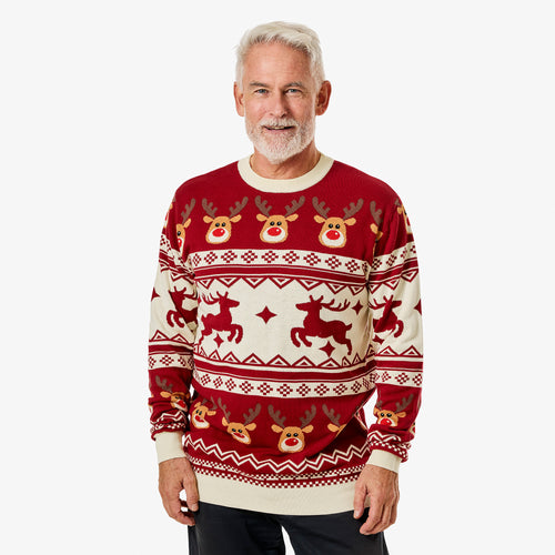 Röd jultröja med renmönster och nordiska bårder på en man från Svenskhusman.