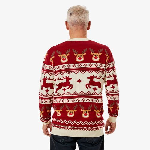 Man bakifrån i röd jultröja med renmotiv och nordiska bårder från Svenskhusman.