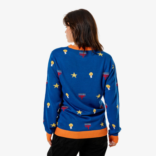 Blå stickad damjultröja med Pippi Lucia-motiv bakifrån på en person från Svenskhusman.