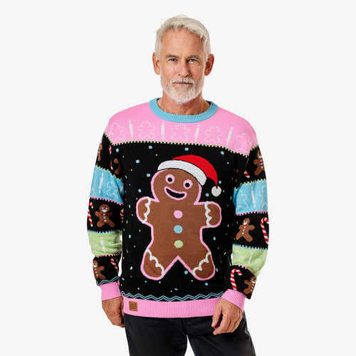 Man i en svart jultröja med pepparkaksmotiv och färgstarka detaljer från Svensk Husman.