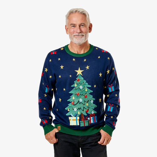 Marinblå stickad jultröja för herr med julgran, stjärnor och julklappar på en modell från Svenskhusman.