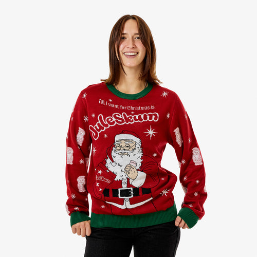 Röd stickad jultröja med Juleskum-motiv, jultomte och gröna muddar på en kvinna från Svenskhusman.