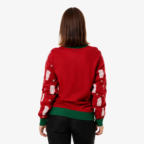 Röd stickad jultröja för dam med Juleskum-motiv på ärmarna och gröna muddar, visad bakifrån på en modell.