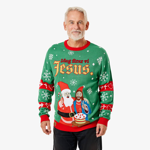 Grön stickad jultröja för herr med motiv av tomten och Jesus samt texten Idag firar vi Jesus från Svenskhusman.
