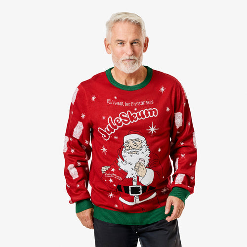 Manlig modell iförd röd jultröja med Juleskum-motiv och gröna muddar från Svenskhusman.