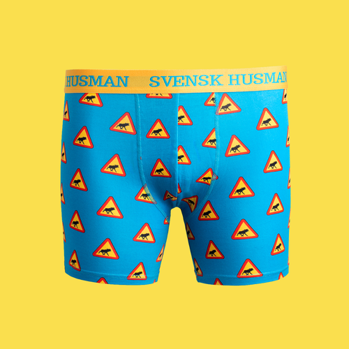 Blå boxerkalsonger med mönster av svenska älgskyltar och gul midjeresår från Svenskhusman.
