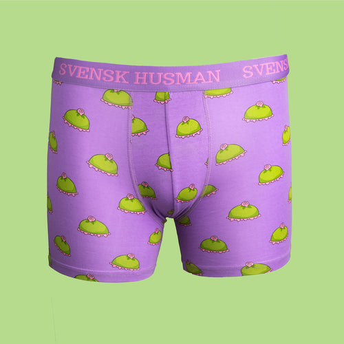 Lilla boxershorts med mønster af grønne prinsesseskager og logo fra Svenskhusman.