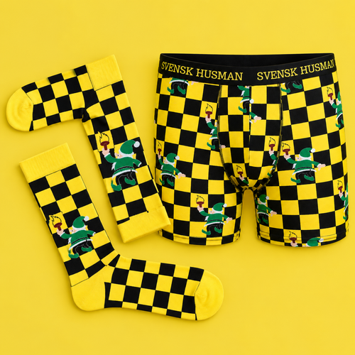 Gul- och svartrutigt set med boxerkalsonger och strumpor med tomtemotiv från Svenskhusman.