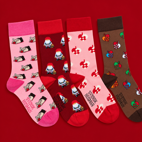 4-pack mönstrade strumpor med 90-tals julklassiker och julmotiv från Svenskhusman på röd bakgrund.