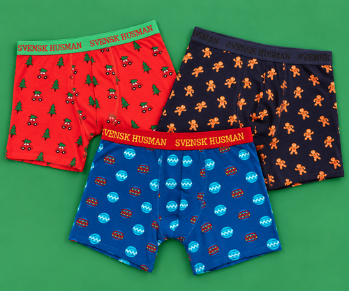 3-pack juliga boxerkalsonger med mönster av bilar med julgranar, pepparkakor och julgranskulor från Svenskhusman.