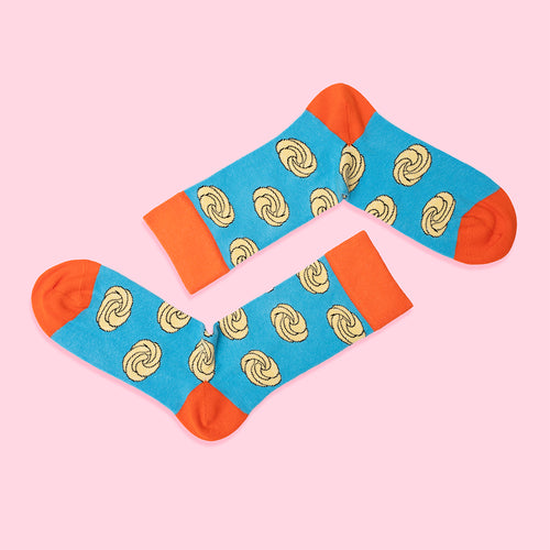 Blåa strumpor med mönster av gula sockerkringlor och orangea detaljer från Svenskhusman.