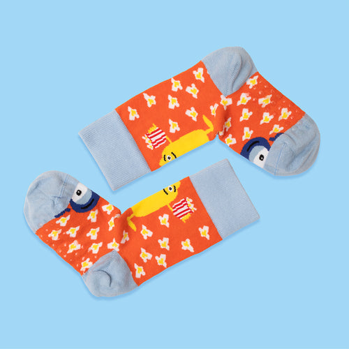 Orangea halkfria barnstrumpor med Babblarna-figurer och blå detaljer från Svenskhusman.