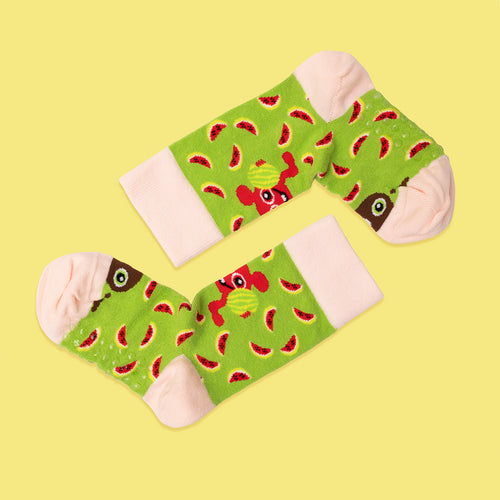Gröna halkfria barnstrumpor med motiv av Babblarna Bobbo och vattenmeloner från Svenskhusman.