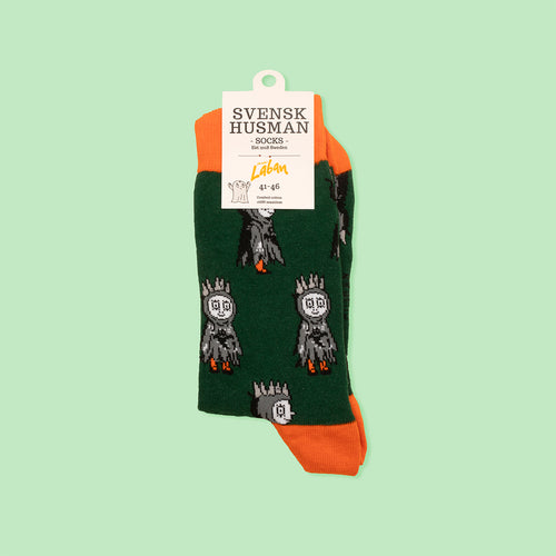 Gröna strumpor med mönster av Spöket Laban och orangea muddar från Svenskhusman.