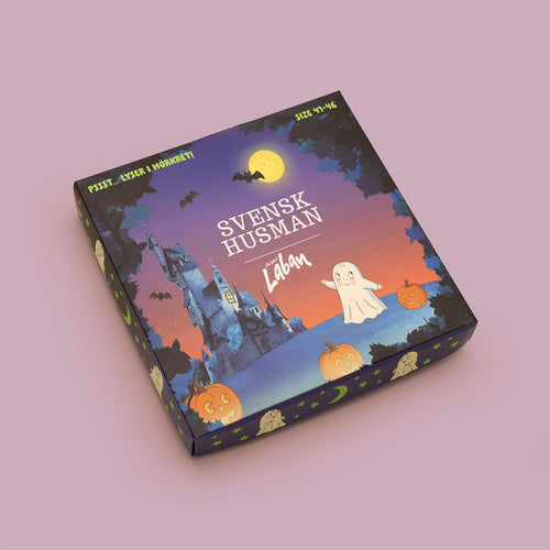 En mörkblå presentbox med motiv av Spöket Laban, ett slott, pumpor och fullmåne från Svenskhusman.