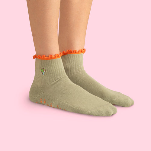 Beiga pilatesstrumpor med prinsesstårta-motiv och orange volangkant från Svenskhusman.