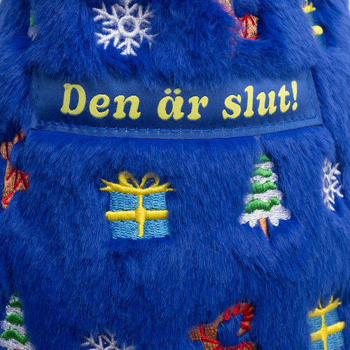 Blå fluffiga tofflor med broderade juldetaljer som julgranar, paket och texten "Den är slut!" från Svenskhusman.