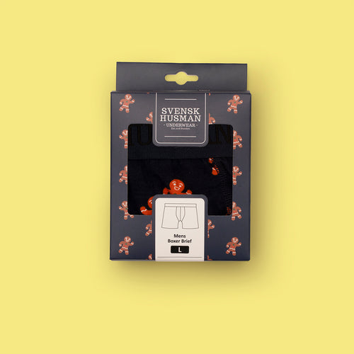 Boxerkalsonger med pepparkaksmönster i en mörkblå förpackning från Svenskhusman.