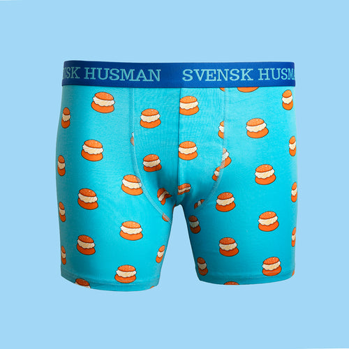 Turkos boxerkalsonger i bomull med mönster av semlor och blått resårband från Svenskhusman.