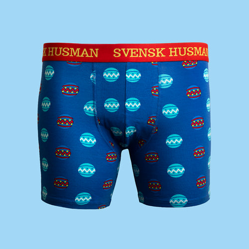 Blå boxerkalsonger med mönster av färgglada julkulor och röd resår - Svenskhusman